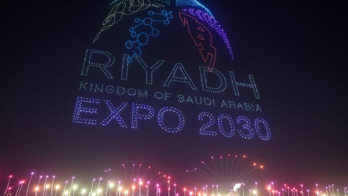 Riyad'ın 28 Kasım 2023 tarihinde Riyad'daki Kral Abdullah Finans Bölgesi'nde 2030 Dünya Fuarı'na ev sahipliği yapma hakkını kazanmasının ardından dronlar kullanılarak oluşturulan bir ışık gösterisi gerçekleştirildi.