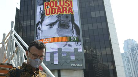 Плакат "Остерегайтесь загрязнения воздуха" в Джакарте