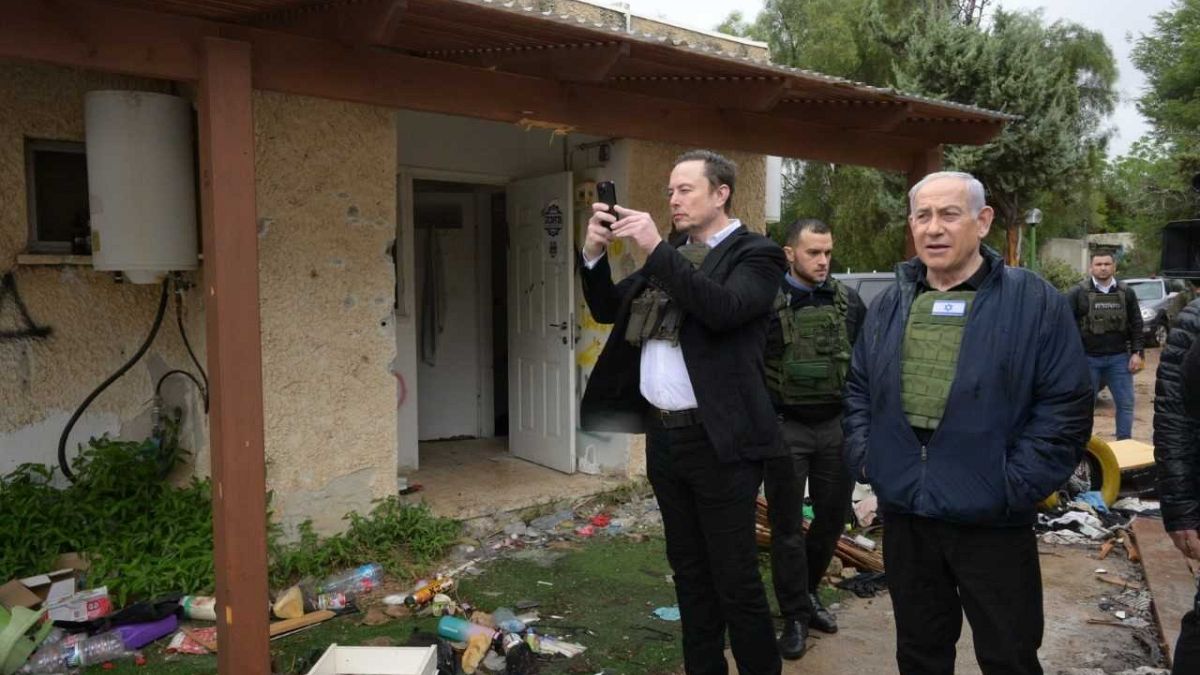 رئيس الوزراء الإسرائيلي بنيامين نتنياهو إلى جانب إيلون ماسك، مالك منصة إكس، في موقع تعرض للهجوم من قبل حماس في السابع من أكتوبر 