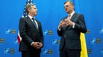 Antony Blinken, secrétaire d'État américain, à gauche, et Dmytro Kuleba, ministre ukrainien des Affaires étrangères, au siège de l'Otan, à Bruxelles, mercredi 29 novembre 2023