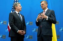 Antony Blinken, secrétaire d'État américain, à gauche, et Dmytro Kuleba, ministre ukrainien des Affaires étrangères, au siège de l'Otan, à Bruxelles, mercredi 29 novembre 2023