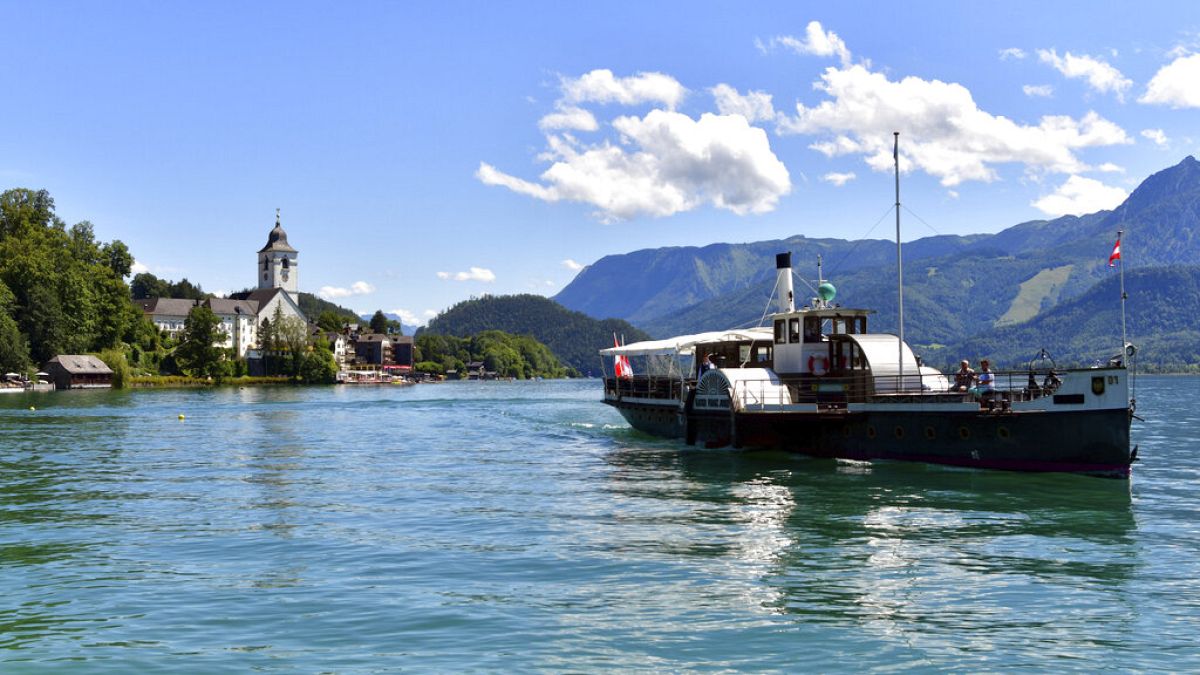 Wolfgangsee gölünde bir gezi teknesi görülüyor, Avusturya, St. Wolfgang, 27 Temmuz 2020, Pazartesi. 
