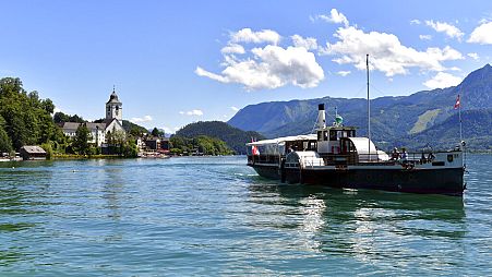 Wolfgangsee gölünde bir gezi teknesi görülüyor, Avusturya, St. Wolfgang, 27 Temmuz 2020, Pazartesi. 