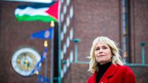 رئيسة بلدية العاصمة النرويجية، أنّه ليندبو، تقف أمام مبنى بلدية أوسلو بعد رفع علم فلسطين عليه، في اليوم العالمي للتضامن مع الشعب الفلسطيني