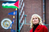 رئيسة بلدية العاصمة النرويجية، أنّه ليندبو، تقف أمام مبنى بلدية أوسلو بعد رفع علم فلسطين عليه، في اليوم العالمي للتضامن مع الشعب الفلسطيني