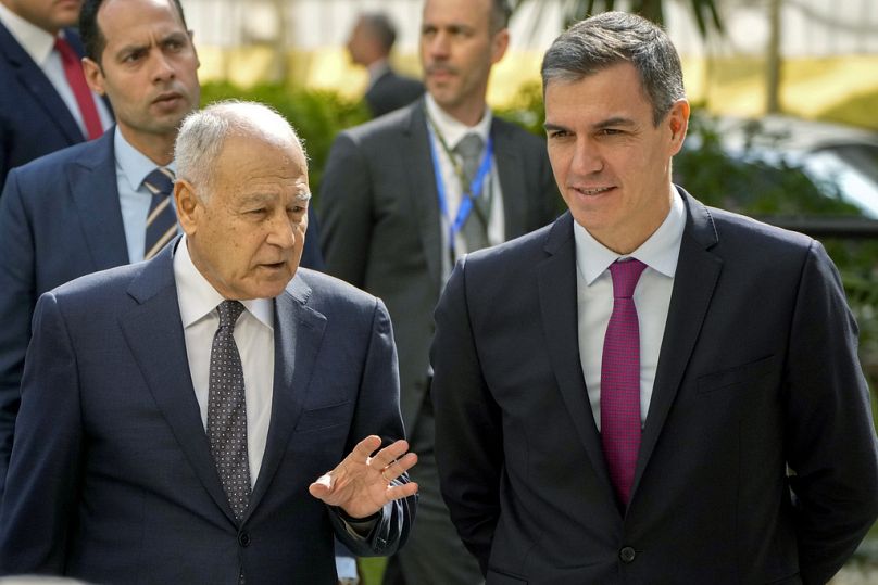 رئيس الوزراء الإسباني بيدرو سانشيز مع الأمين العام لجامعة الدول العربية أحمد أبو الغيط أثناء زيارة إلى القاهرة في 24 تشرين الثاني / نوفمبر 2023