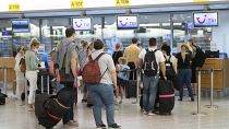 Mallorcába induló utasok adják fel a csomagjaikat a hannoveri repülőtéren