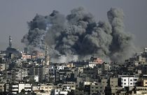 دخان من غارة إسرائيلية تتصاعد في سماء مدينة غزة