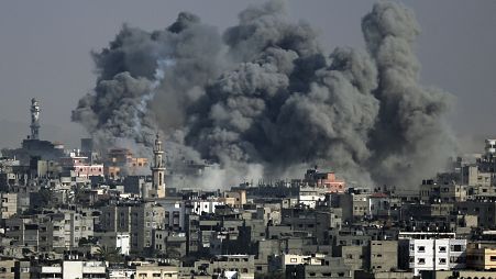 دخان من غارة إسرائيلية تتصاعد في سماء مدينة غزة