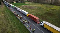 Depuis plusieurs semaines, des manifestants polonais bloquent le passage de la frontière avec l'Ukraine.