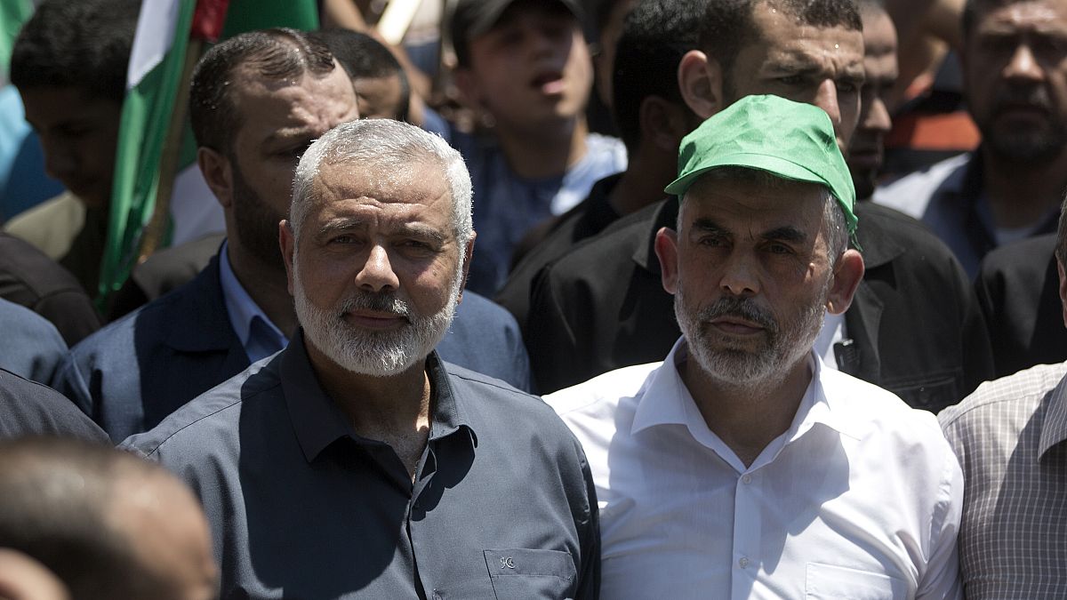 Archivo: Ismail Haniyeh (izquierda) y Yahya Sinwar (derecha) participan en una protesta en Ciudad de Gaza en 2019.