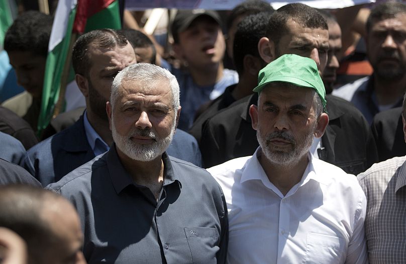 القياديان في حركة حماس يحيى السنوار، يمين، واسماعيل هنية، أثناء مسيرة في غزة عام 2019 ـ أرشيف