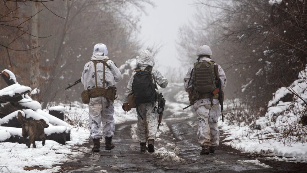 Des rats de la taille d’AK-47 et de la boue crasseuse : l’hiver arrive dans la guerre en Ukraine
