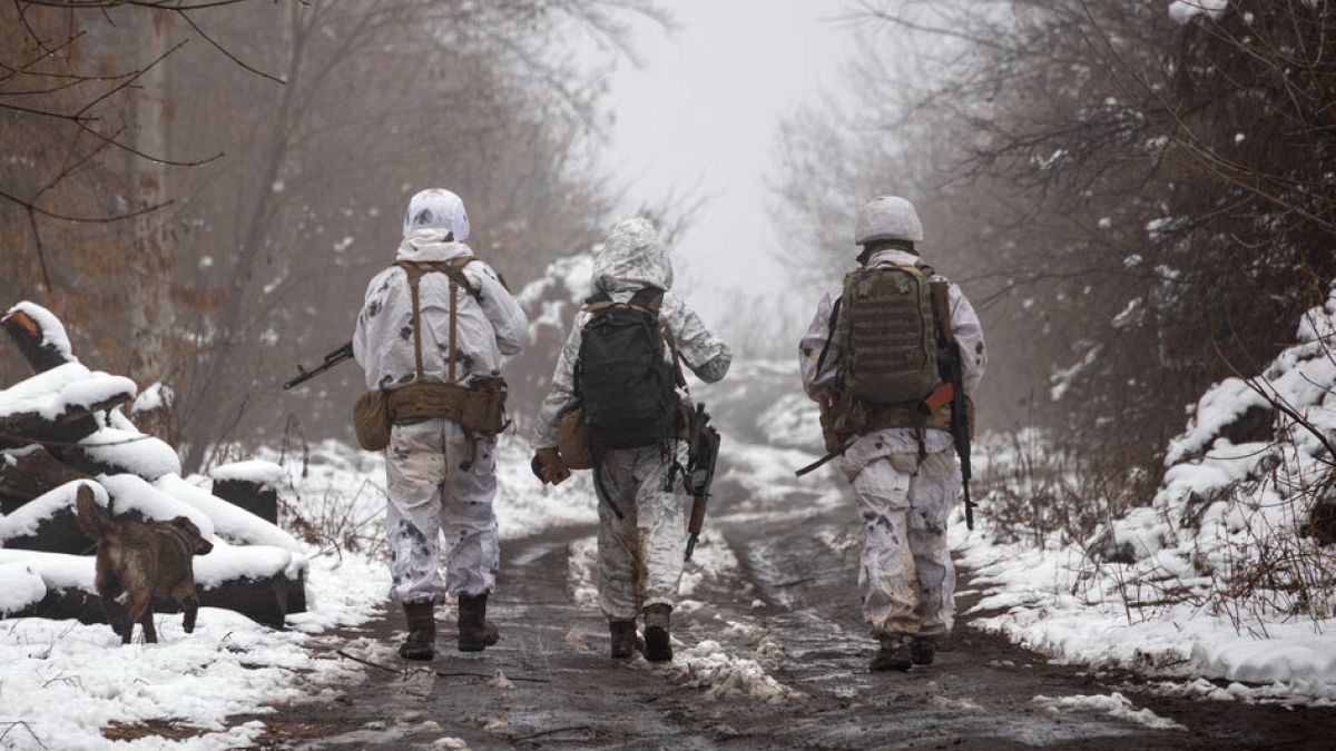 Ukrainische Soldaten gehen an der Trennlinie zu den prorussischen Rebellen in der Nähe von Katerinivka, Region Donezk, Ukraine, Dienstag, 7\. Dezember 2021.