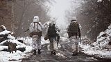 Soldati ucraini camminano sulla linea di separazione dai ribelli filorussi vicino a Katerinivka, nella regione di Donetsk, Ucraina, martedì 7 dicembre 2021.