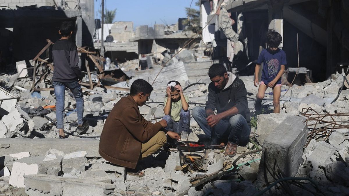 Abitanti della Striscia di Gaza tra le macerie 