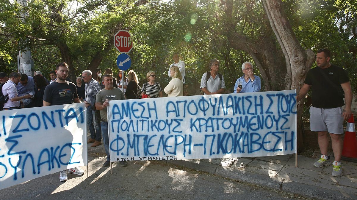 (Φωτογραφία αρχείου) Μέλη της Ένωσης Χειμαριωτών στην Αθήνα έξω από την πρεσβεία της Αλβανίας για την κράτηση του εκλεγέντα δημάρχου Φρέντη Μπελέρη