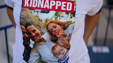 Foto der entführten Mitglieder der Familie Bibas auf einem T-Shirt. 