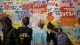 Mural em Telavive evoca os reféns israelitas mantidos pelo Hamas desde 7 de outubro