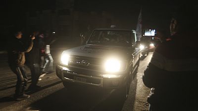 Túszokat szállító autó a Gázai övezetben.