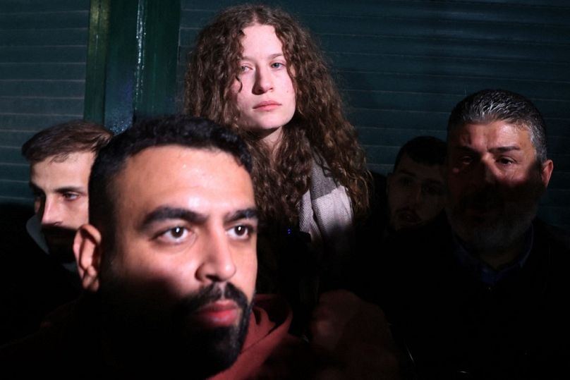 L'attivista palestinese Ahed Tamim, appena rilasciata, in piedi tra i sostenitori durante i festeggiamenti per il rilascio