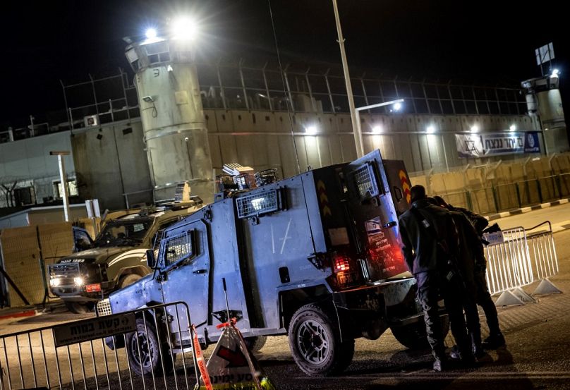 Un veicolo dell'esercito israeliano all'esterno della prigione militare di Ofer, situata tra Ramallah e Beitunia, nella Cisgiordania occupata, il 30 novembre 2023