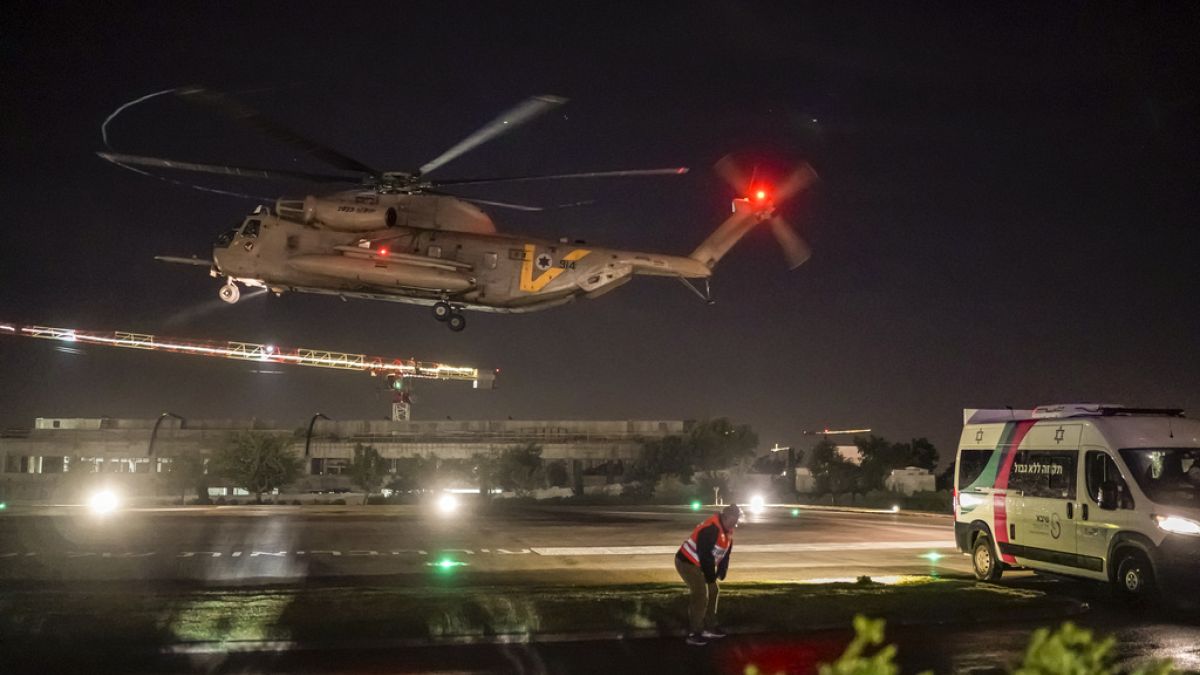 Ostaggi portati in elicottero al Sheba Medical Center di Ramat Gan, Israele