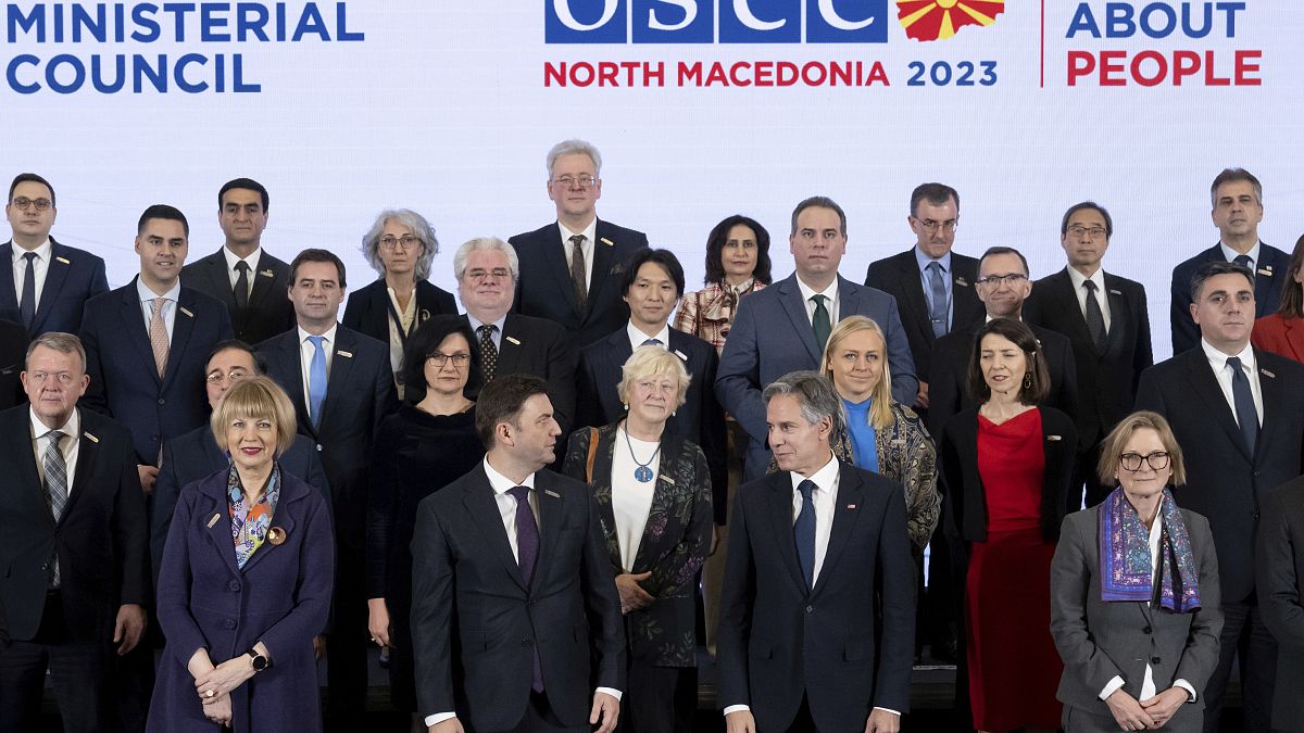 Foto de família dos ministros dos Negócios Estrangeiros dos países membros da OSCE, reunidos em Skopje, Macedónia do Norte