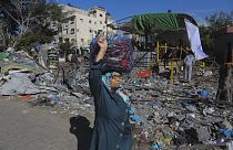امرأة من غزة تمشي في شارع في مدينة رفح