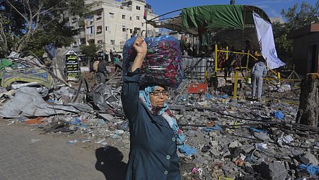 امرأة من غزة تمشي في شارع في مدينة رفح