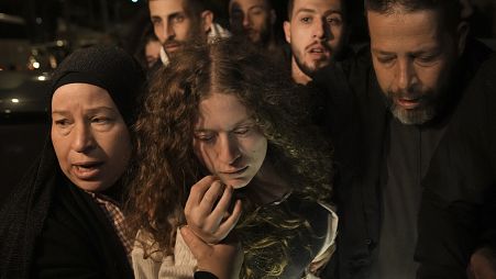 الناشطة السياسية الفلسطينية عهد التميمي كانت من بين الأسرى الفلسطينيين المفرج عنهم من السجون الإسرائيلية