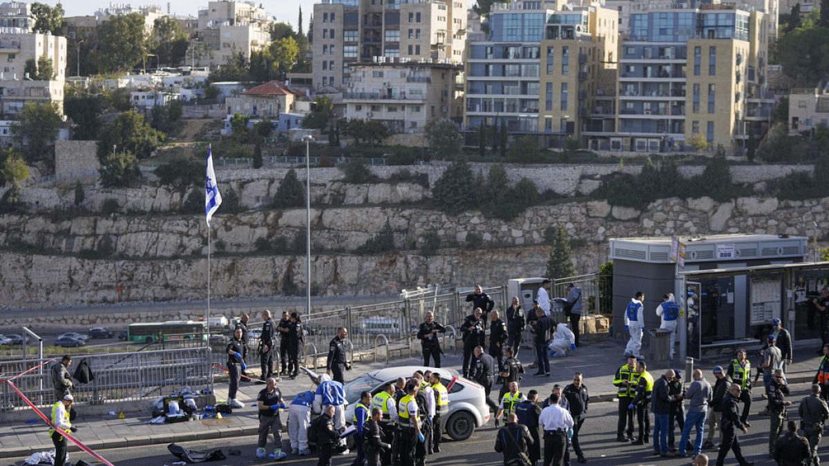 Un ufficiale della polizia israeliana e i volontari del servizio di soccorso Zaka lavorano all'attacco di una sparatoria a Gerusalemme, giovedì 30 novembre 2023.