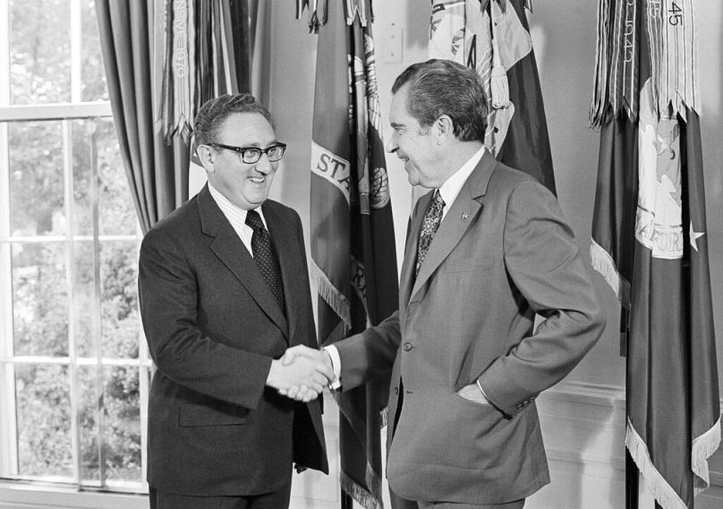 Başkan Richard Nixon (sağda) Dışişleri Bakanı Henry A. Kissinger'ın 1973 Nobel Barış Ödülü'nü kazanmasını Beyaz Saray'da kutluyor