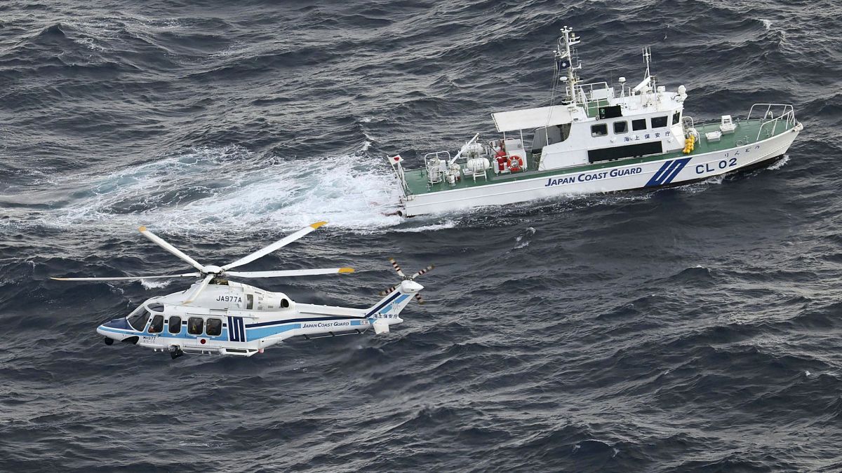 هلیکوپتر گارد ساحلی ژاپن و کشتی گشت زنی در حال عملیات جستجو و نجات 