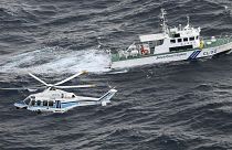 هلیکوپتر گارد ساحلی ژاپن و کشتی گشت زنی در حال عملیات جستجو و نجات 