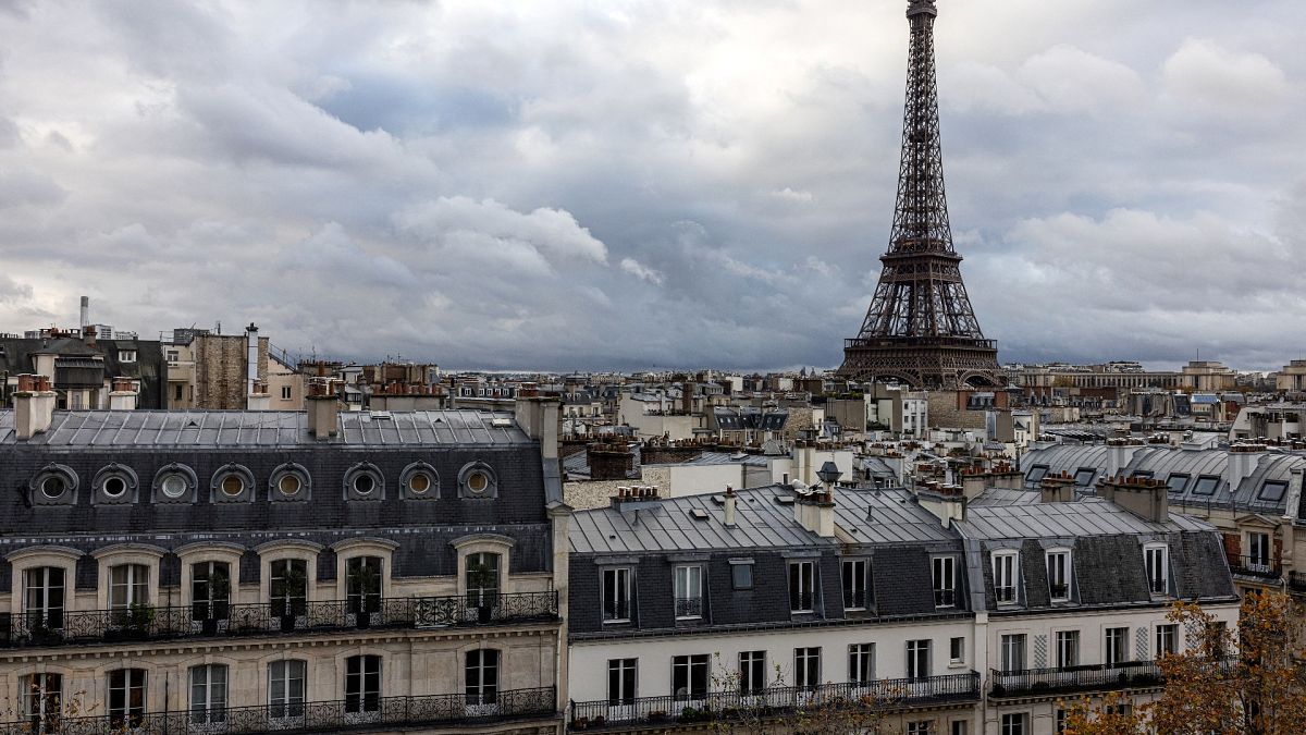 Cette photographie prise le 21 novembre 2023 montre la Tour Eiffel au-dessus des toits de Paris.