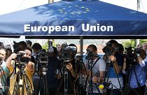 خبرنگاران در بیرون از مقر اتحادیه اروپا در بروکسل