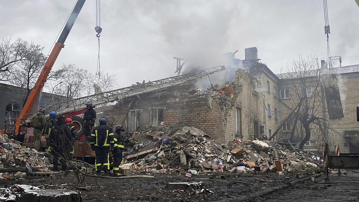 رجال الإنقاذ أمام مبنى تضرر بسبب القصف الروسي في دونيتسك