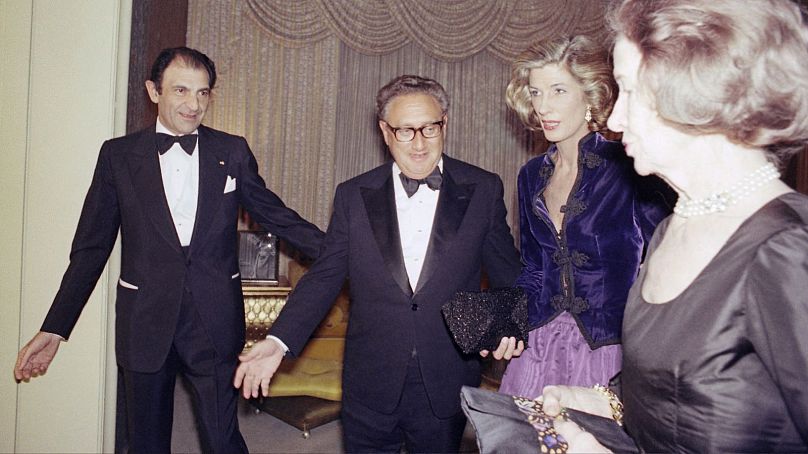کیسینجر و همسرش در یک مهمانی در کنار اردشیر زاهدی در واشنگتن به تاریخ ۱۴ ژانویه ۱۹۷۷