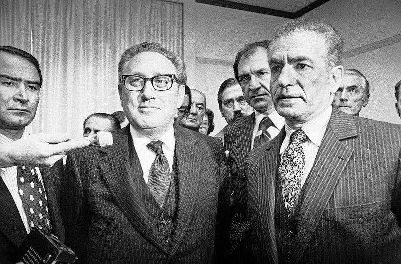 هنری کیسینجر در دیدار با شاه ایران در هتلی در ژنو به تاریخ ۱۵ فوریه ۱۹۷۵