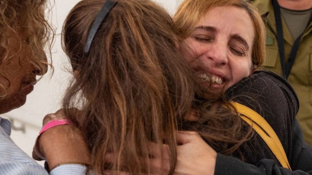 Войната между Израел и Хамас: Сред страха и ужаса, малко вероятно приятелство процъфтява между освободените заложници