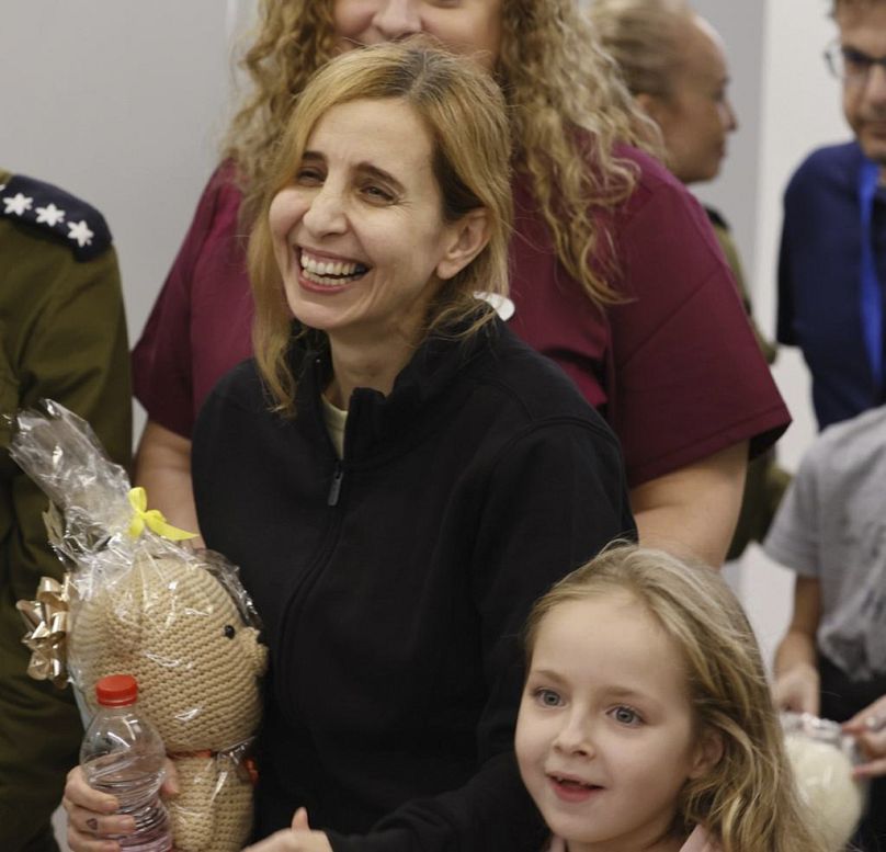 Danielle Aloni lacht neben ihrer Tochter Emilia, als sie nach ihrer Freilassung aus der Gefangenschaft Familienmitglieder im Schneider Children's Medical Center trifft.