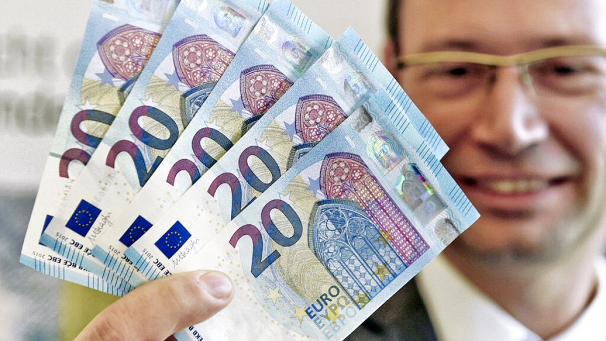 Уве Шнайдер, эксперт по поддельным деньгам Федерального банка Германии, представляет новые банкноты номиналом двадцать евро в 2015 году.