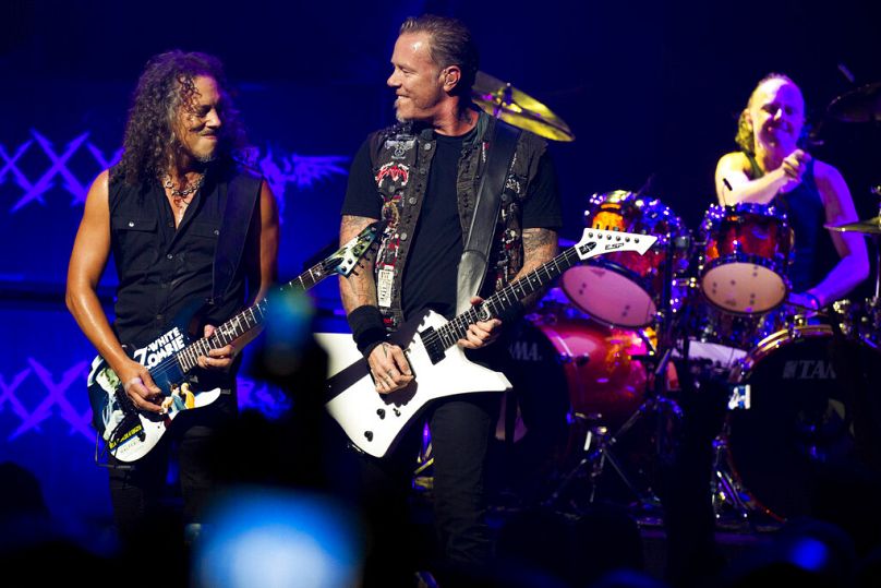 Metallica üyeleri, soldan, Kirk Hammett, Lars Ulrich ve James Hetfield 21 Eylül 2013 tarihinde NY Apollo Theater'da SiriusXM dinleyicileri için düzenlenen özel konserde sahne