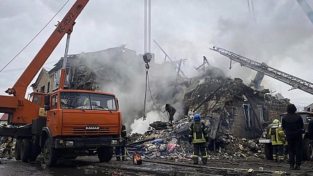 Orosz rakétázás nyomán romba dőlt épület a donyecki Novogrodivkában