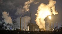 Imagen de varias columnas de humo de una fábrica, en pleno turno de trabajo.