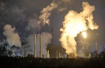 Imagen de varias columnas de humo de una fábrica, en pleno turno de trabajo.
