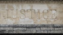 Надпись "юстиция" (или справедливость) на здании суда