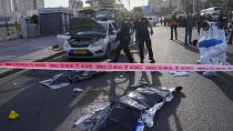 Três pessoas morreram quando dois homens abriram fogo numa paragem de autocarro em Jerusalém