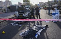 Três pessoas morreram quando dois homens abriram fogo numa paragem de autocarro em Jerusalém